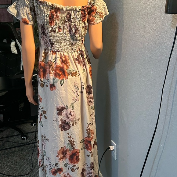 Boohoo Floral Maxi Dress in Cream and Red - Picture 7 of 11